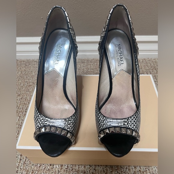 MICHAEL Michael Kors Ella Peep Toe w/Studs - Picture 7 of 12